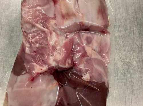 Demi lapin fermier avec tête et abats